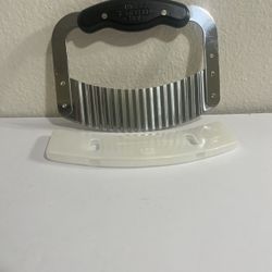Pampered Chef Crinkle cut cutter vegetable knife slicer with holder safety cover