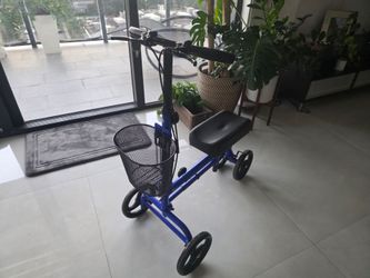 Knee scooter with basket