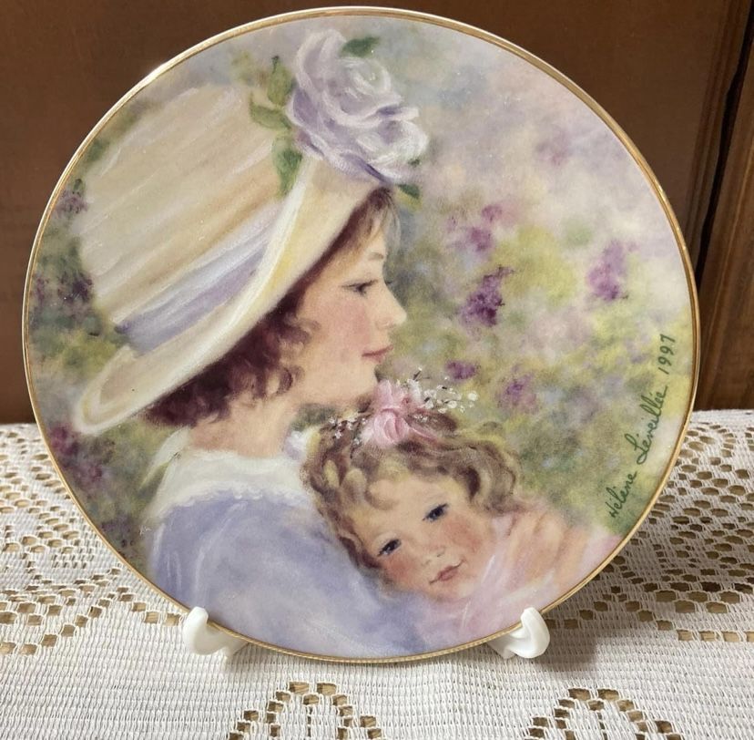 1997 Avon Mother’s Day Plate “Tender Moments” by Helene Leveiller
