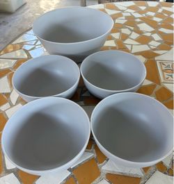 New 5 piece set of plastic bowls
