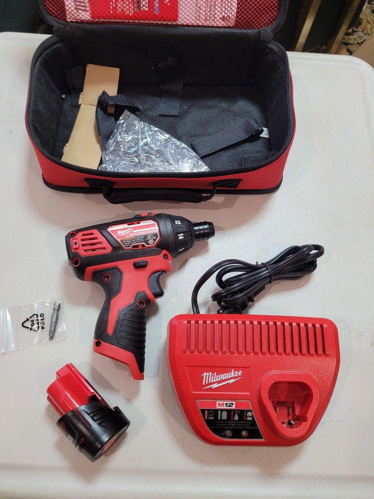 MILWAUKEE 12V Lithium-Ion Cordless 1/4 in. Screwdriver Kit with 1.5Ah Batteries, Charger and Tool Bag