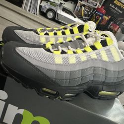 NIKE AIR MAX 95 OG NEON Sz 8.5
