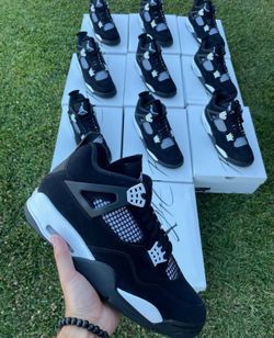 Jordan 4’s White thunder