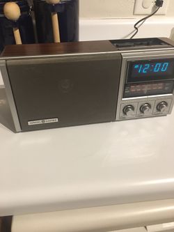 1/4 General Electric 7-4691A AM/FM Alarm Clock Radio Receiver Retro GE UHF/VHF 5312 asking $20