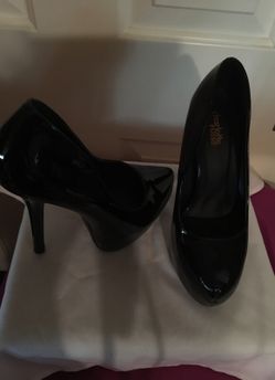 New black size 7 high heels