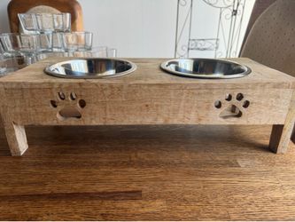 Pet feeding stand with bowls