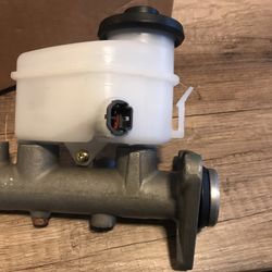 Prizm, Corolla Brake Fluid Reservoir Tank   
