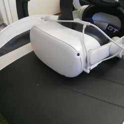Used Meta Quest 2 VR Headset With dual Battery  And Both Controllers 