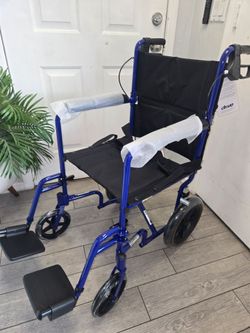 Drive Medical Lightweight Expedition Folding Transport Wheelchair, Blue
Folding Transport Wheelchair, silla de ruedas
