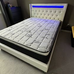Queen Size Bed frame with led lights & Mattress included.     
New in a box 
Delivery available 

Cama Queen Size Con Luz Led & colchon incluido 
Nuev
