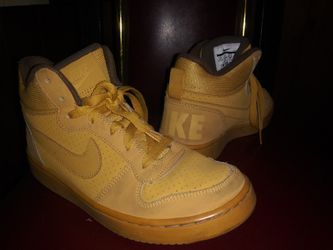 Youth Nikes Size 5