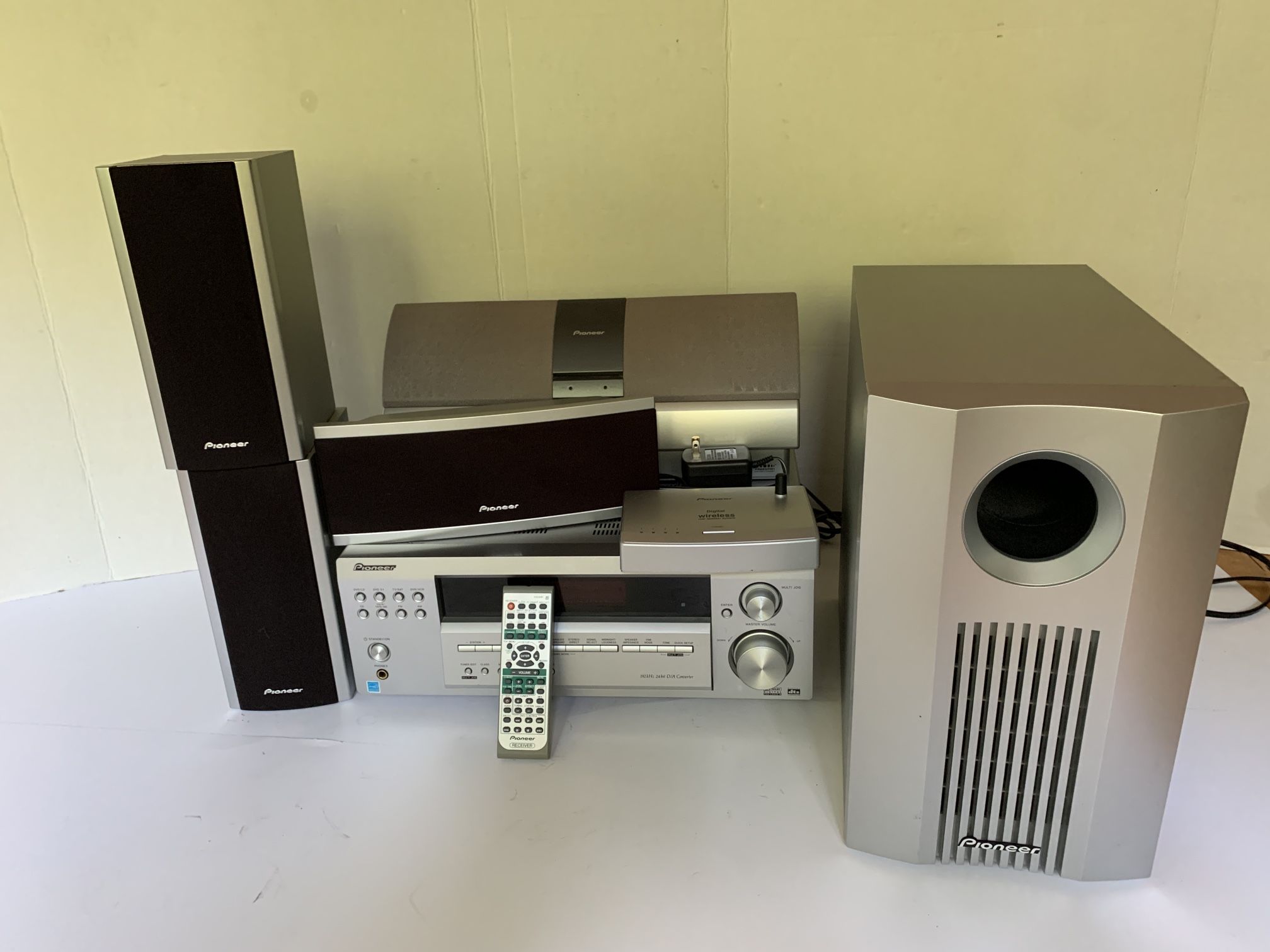 *Nice* Pioneer VSX-D414 Receiver / Home Theater System