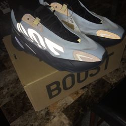 ADIDAS YEEZY 700 MNVM SZ 10