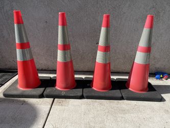 Construcción Cones. Set Of 2 , 28” Tall