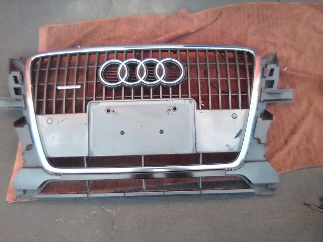 Audi Q5 Grill With Emblem And Sensors Oem
