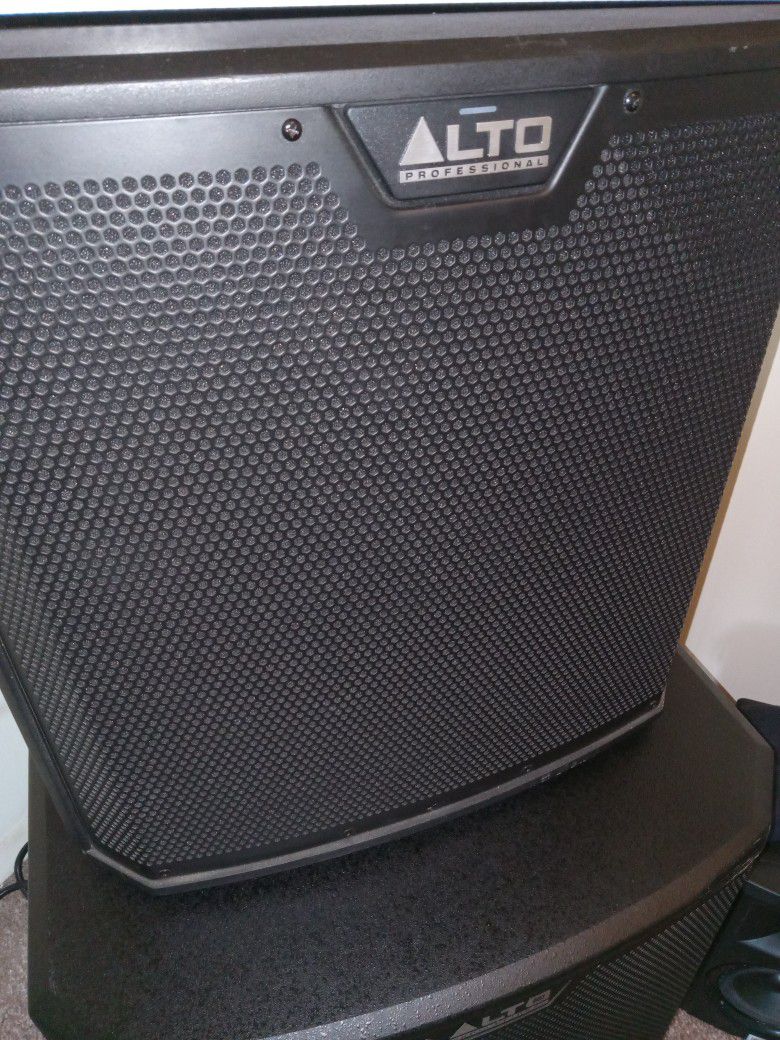 New Alto Ts212s  Powered Subwoofer 