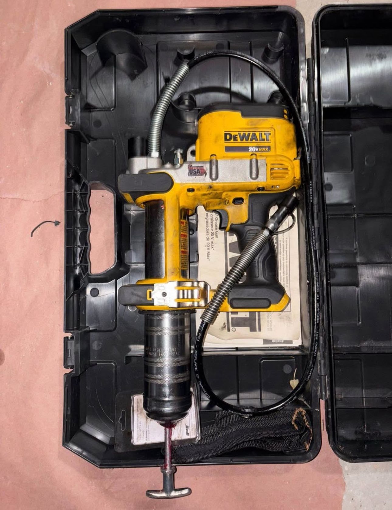 DEWALT Grease Gun Kit 20V MAX with Battery and Charger Cordless Grease Gun, 42” Hose