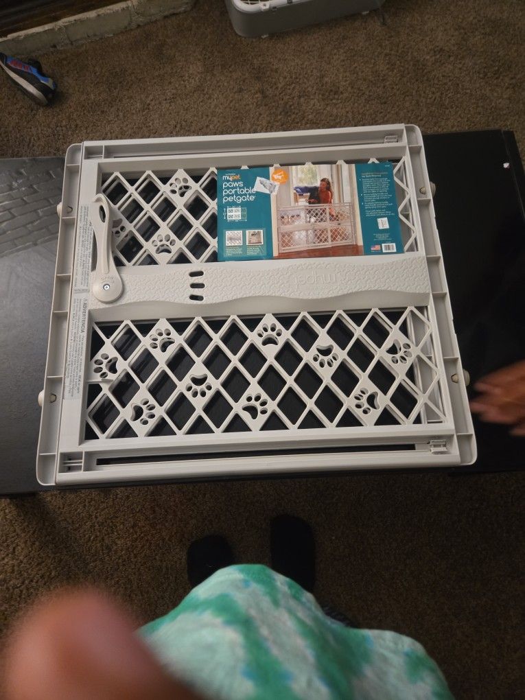 New. Paws Portable Pet Gate