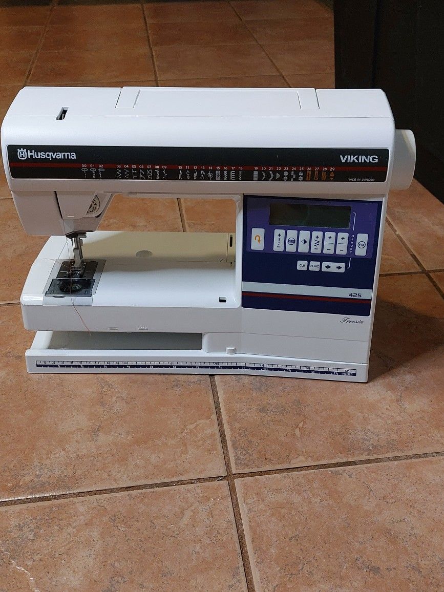 Husqvarna Viking 425 Freesia Sewing Machine 