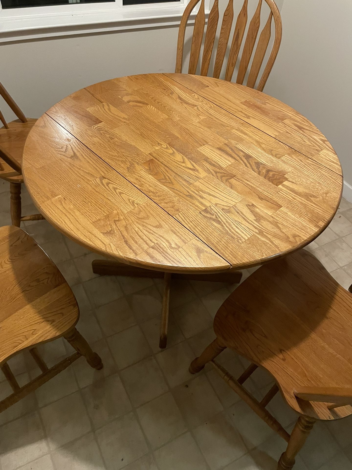 Round Wood Dinner Table W/ 4 Chairs