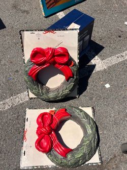 2 illuminated Christmas wreaths