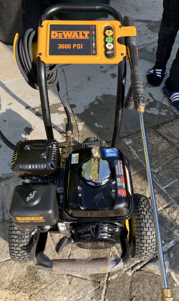 DEWALT 3600 PSI at 2.5 GPM HONDA GX200 with AAA Triplex Pump Cold Water