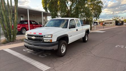 2007 Chevy Silverado classic 2500 HD standard cap 6 1/2 feet