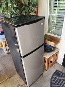 Magic chef mini fridge with freezer biggest size mini fridge see pictures for details specs  100 FIRM no less