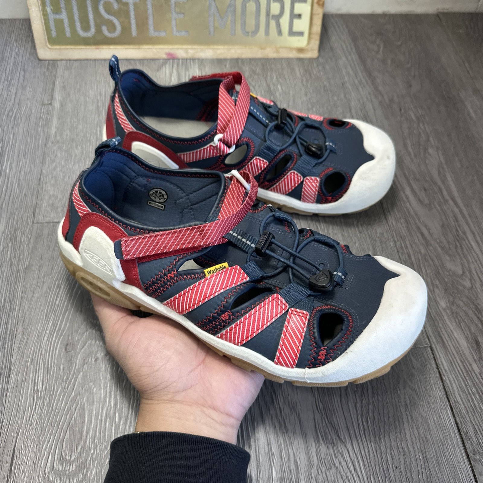 Keen Knotch Creek Water Sandal Blue and Red Youth Size 7 / Women 8.5 Shoes