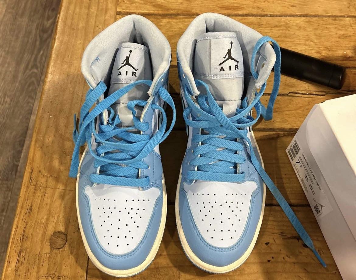 Wmns Air Jordan’s 1 Mid Se ‘Ice Blue’ 