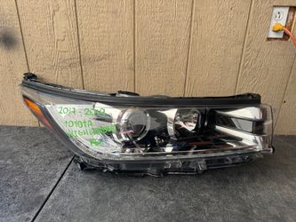 2017 2018 2019 TOYOTA HIGHLANDER RIGHT SIDE HEADLIGHT OEM USED