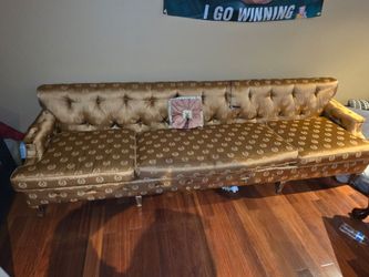 Couch Vintage great condition 9ft long 32 inches deep