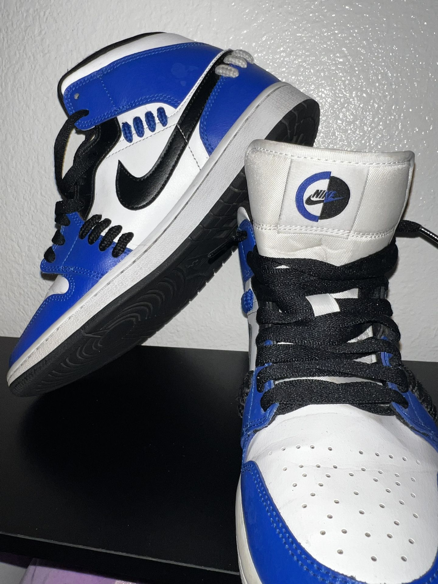 Nike Air Jordan 1 Mid Sisterhood  Size 9 Blue White Sneakers