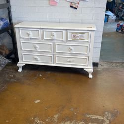 Jenna 7-Drawer White Dresser ( Check Description) 