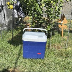 RUBBERMAID COOLER