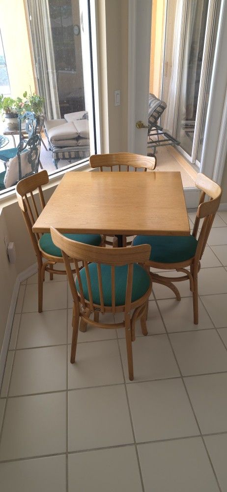 Kitchen Table & 4 Cushioned Chairs