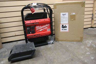 Milwaukee MX FUEL 3600W/1800W Power Supply Generator Kit With 3 Batteries