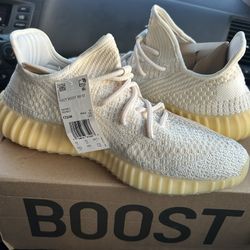 YEEZY BOOST V2 CREAM SIZE-10-5 / 275$ FIRM / BRAND NEW AND NEW LACES