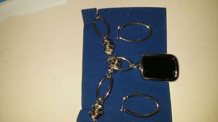 Brand new: Avon 2 pc jewelry gift set ( faceted rectangular pendant necklace) $8