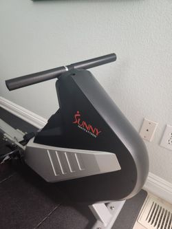Sunny Health & Fitness Rowing Machine & mat