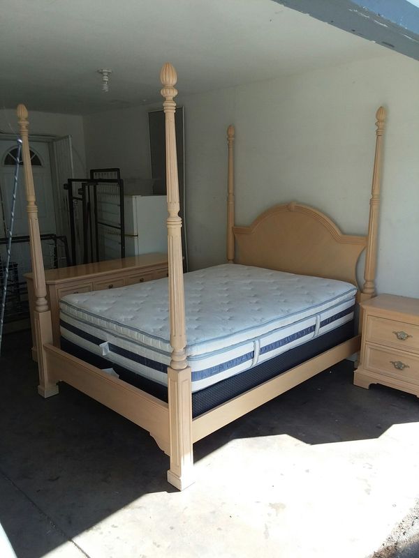 Nice Oak Queen Bedroom Set With Poster Bed And Dresser Nice Oak Queen Bedroom Set With Poster Bed And Dresser Nightstand