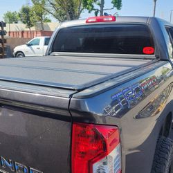 TONNEAU COVER IN STOCK FOR ALL TRUCKS  ( MADE IN USA) TAPADERA EN INVENTARIO PARA TODAS LAS TROCAS,  HARD TRIFOLD BED COVERS, BEDLINERS, SIDE STEPS