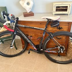 Stradalli R7 Women’s Small – Ultegra – Carbon Race Bike – Excellent