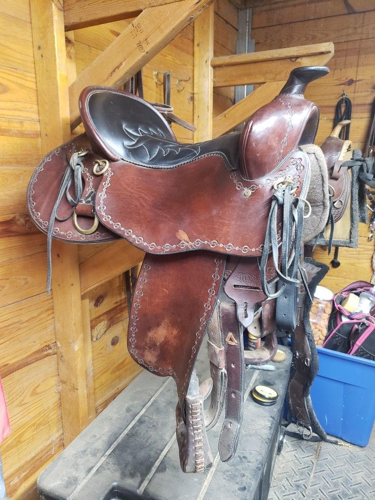 TUCKER Saddle