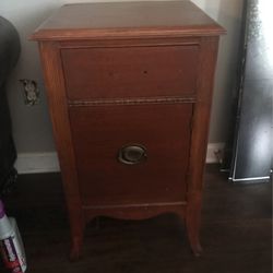Vintage end table /nightstand