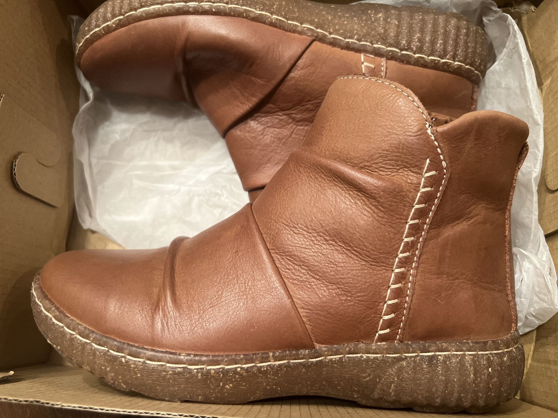 CLARKS- NIB Caroline Ray Dark Brown Leather Size 5 Women’s