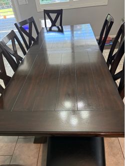 Costco Expandable Dining Table with 8 Chairs – Excellent Condition