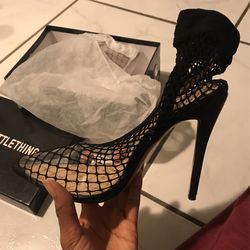 BLACK FISHNET POINTED HEELS