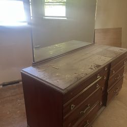Dresser With Mirror 
