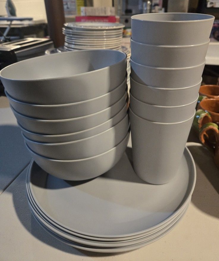 18 pcs Mainstays Plastic Dinner Plates,Cereal Bowls & Tumblers Set,ligth grey